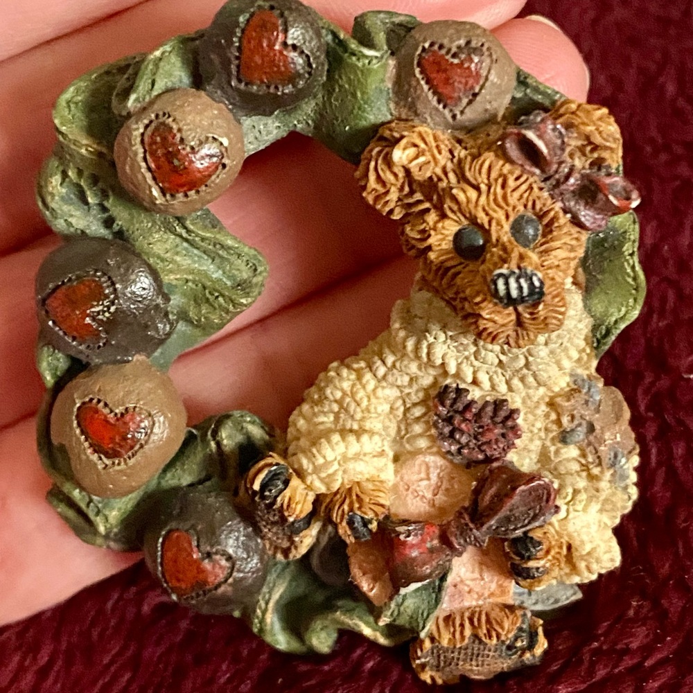 Vintage Boyds Bears & Friends Bearwear "Simone in Heart Wreath" brooch pin